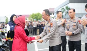 Kapolda Sumsel, Irjen Pol Sandi Nugroho, menyerahkan secara langsung kendaraan bermotor hasil sitaan tindak pidana curanmor, kepada pemiliknya, Rabu (8/4). Fhoto: Istimewa