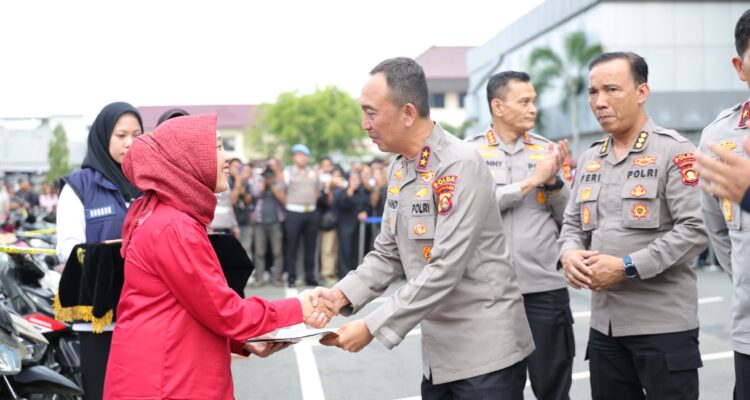 Kapolda Sumsel, Irjen Pol Sandi Nugroho, menyerahkan secara langsung kendaraan bermotor hasil sitaan tindak pidana curanmor, kepada pemiliknya, Rabu (8/4). Fhoto: Istimewa