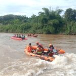 Tim SAR gabungan sisir sungai Komering, cari bocah 2 yang tenggelam, Jum'at (10/4/26). Fhoto: Humas Basarnas Palembang