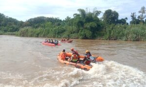 Tim SAR gabungan sisir sungai Komering, cari bocah 2 yang tenggelam, Jum'at (10/4/26). Fhoto: Humas Basarnas Palembang