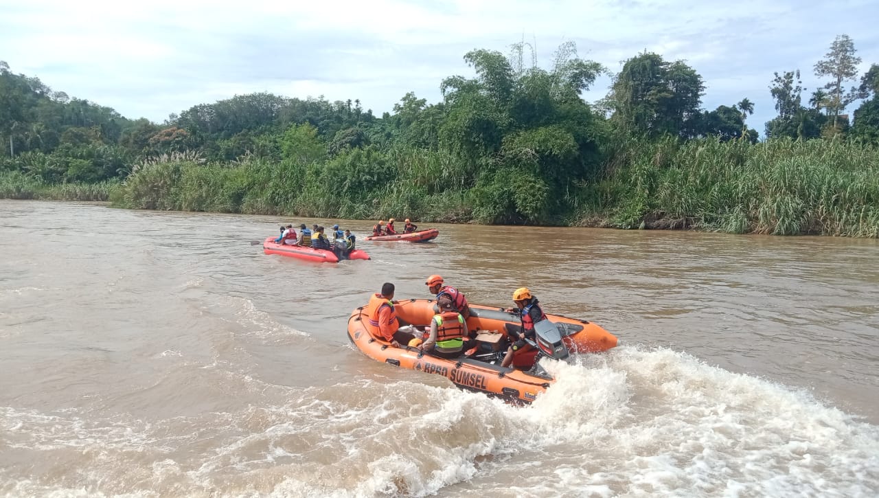 Tim SAR gabungan sisir sungai Komering, cari bocah 2 yang tenggelam, Jum'at (10/4/26). Fhoto: Humas Basarnas Palembang