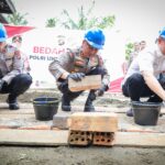 Kapolda Sumsel, Irjen Pol Sandi Nugroho, didampingi Wakapolda Sumsel, Brigjen Pol Rony Samtama, meletakkan batu pertama bedah rumah di 13 Ulu Palembang, Jum'at (10/4/26). Fhoto: Suherman
