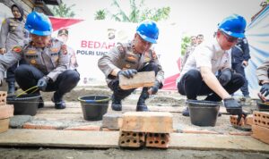 Kapolda Sumsel, Irjen Pol Sandi Nugroho, didampingi Wakapolda Sumsel, Brigjen Pol Rony Samtama, meletakkan batu pertama bedah rumah di 13 Ulu Palembang, Jum'at (10/4/26). Fhoto: Suherman
