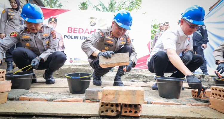 Kapolda Sumsel, Irjen Pol Sandi Nugroho, didampingi Wakapolda Sumsel, Brigjen Pol Rony Samtama, meletakkan batu pertama bedah rumah di 13 Ulu Palembang, Jum'at (10/4/26). Fhoto: Suherman