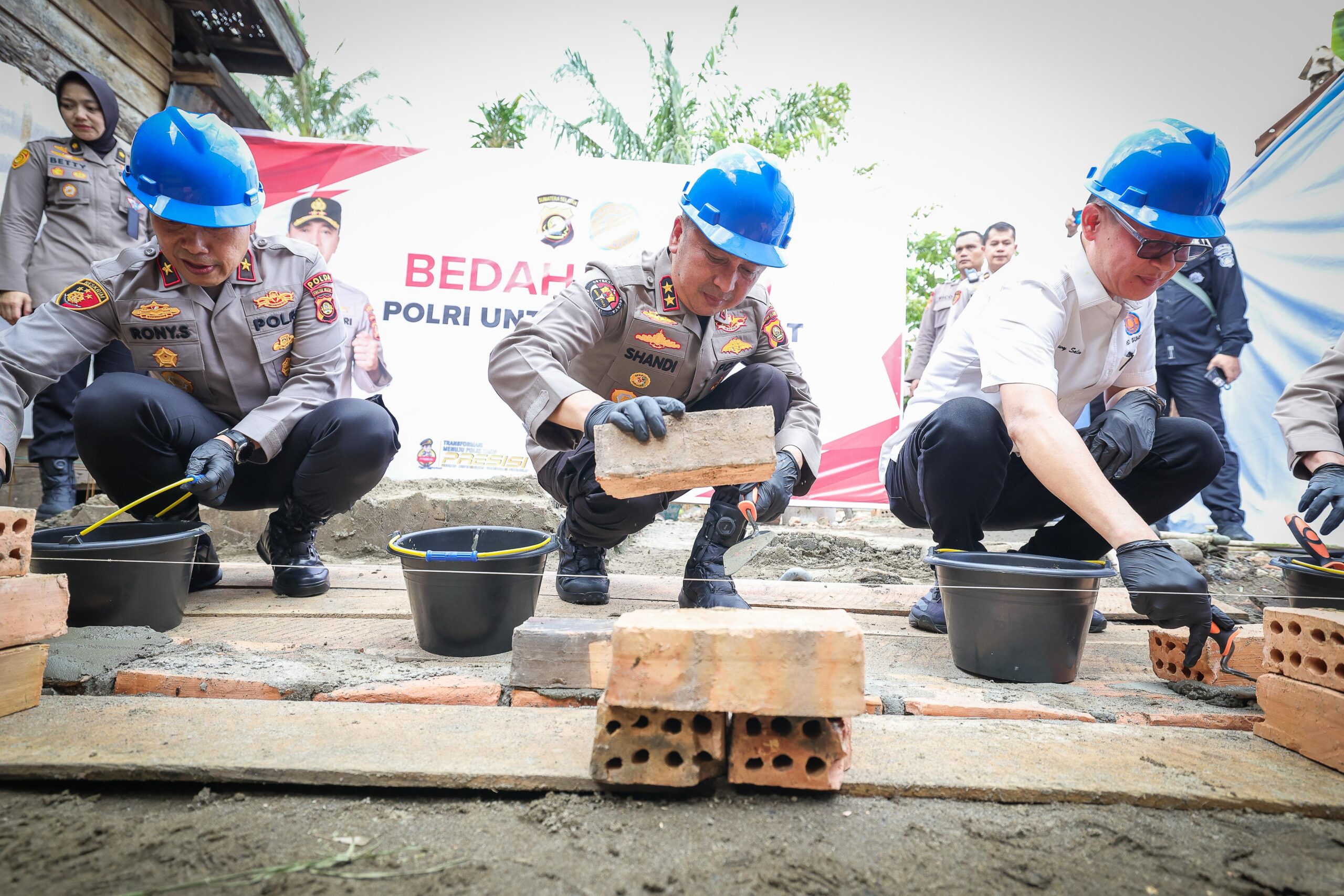 Kapolda Sumsel, Irjen Pol Sandi Nugroho, didampingi Wakapolda Sumsel, Brigjen Pol Rony Samtama, meletakkan batu pertama bedah rumah di 13 Ulu Palembang, Jum'at (10/4/26). Fhoto: Suherman