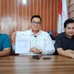 Kuasa Hukum Korban, Affan Alrifin SH (tengah) yang didampingi rekannya Arthulius SH (kiri) dan korban RS (kanan), saat konferensi pers bersama awak media, Rabu (25/4/26). Fhoto: Suherman