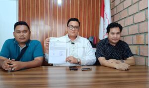 Kuasa Hukum Korban, Affan Alrifin SH (tengah) yang didampingi rekannya Arthulius SH (kiri) dan korban RS (kanan), saat konferensi pers bersama awak media, Rabu (25/4/26). Fhoto: Suherman
