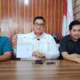 Kuasa Hukum Korban, Affan Alrifin SH (tengah) yang didampingi rekannya Arthulius SH (kiri) dan korban RS (kanan), saat konferensi pers bersama awak media, Rabu (25/4/26). Fhoto: Suherman