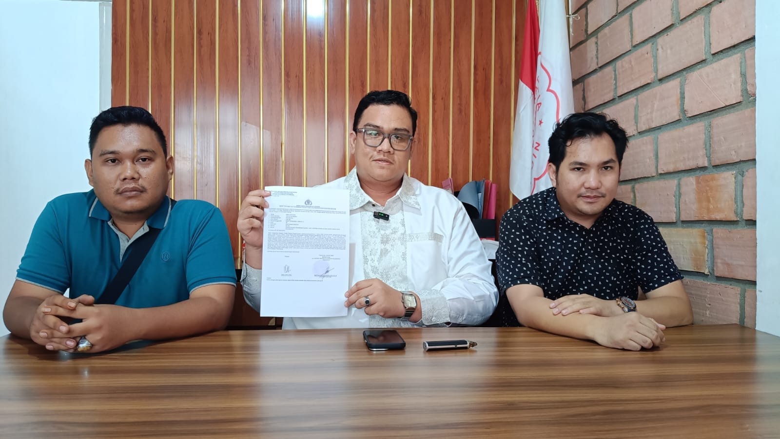 Kuasa Hukum Korban, Affan Alrifin SH (tengah) yang didampingi rekannya Arthulius SH (kiri) dan korban RS (kanan), saat konferensi pers bersama awak media, Rabu (25/4/26). Fhoto: Suherman