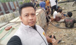 Kasubdit IV Tipidter Ditreskrimsus Polda Sumsel, AKBP Ahmad Budi Martono SIK MH, didampingi Kanit II Tipidter Kompol M Indra Parameswara SIK, MH, serta Kasat Reskrim Polres Musi Rawas AKP Redho SH, petugas menyita puluhan ton BBM olehan dan mengamankan para pelaku, Selasa (21/4/26).Fhoto: Istimewa