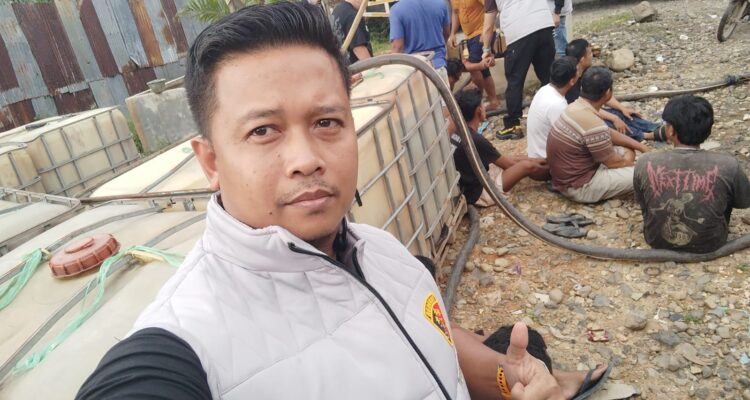 Kasubdit IV Tipidter Ditreskrimsus Polda Sumsel, AKBP Ahmad Budi Martono SIK MH, didampingi Kanit II Tipidter Kompol M Indra Parameswara SIK, MH, serta Kasat Reskrim Polres Musi Rawas AKP Redho SH, petugas menyita puluhan ton BBM olehan dan mengamankan para pelaku, Selasa (21/4/26).Fhoto: Istimewa