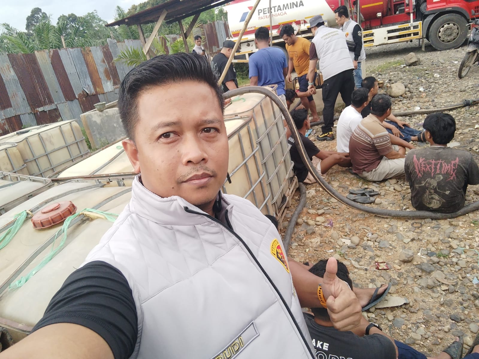 Kasubdit IV Tipidter Ditreskrimsus Polda Sumsel, AKBP Ahmad Budi Martono SIK MH, didampingi Kanit II Tipidter Kompol M Indra Parameswara SIK, MH, serta Kasat Reskrim Polres Musi Rawas AKP Redho SH, petugas menyita puluhan ton BBM olehan dan mengamankan para pelaku, Selasa (21/4/26).Fhoto: Istimewa