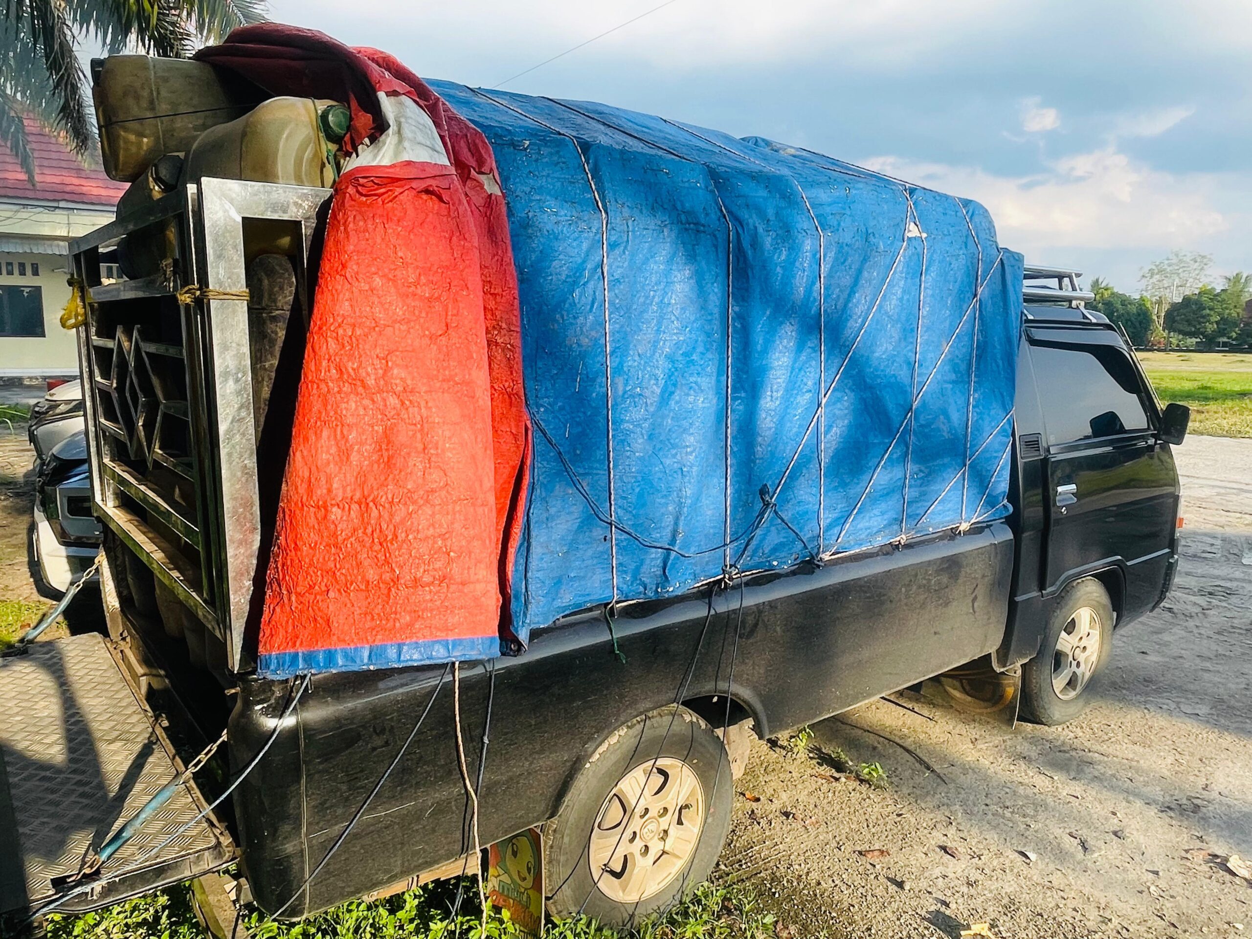 Barang bukti mobil L300 dan 107 derigen berisi minya pertalite oplosan yang berhasil diamankan 