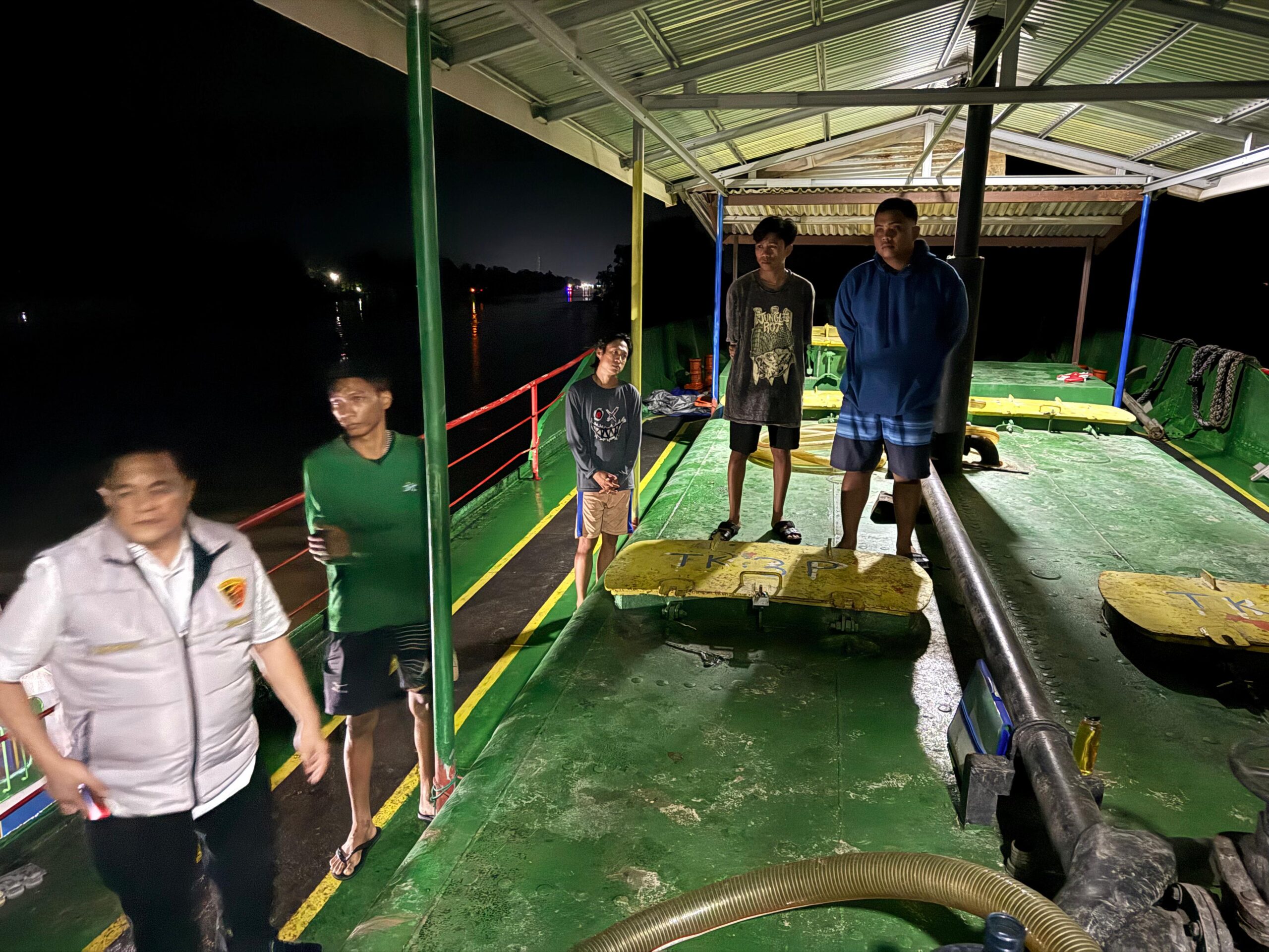 Dirkrimsus Polda Sumsel, Kombes Pol Dony Satrya Sembiring, memimpin langsung penangkapan kapal penyelundup Solar Ilegal SPOB Jaya dan SPOB JESSLYN 1, Rabu (22/4) malam.Fhoto: Istimewa 