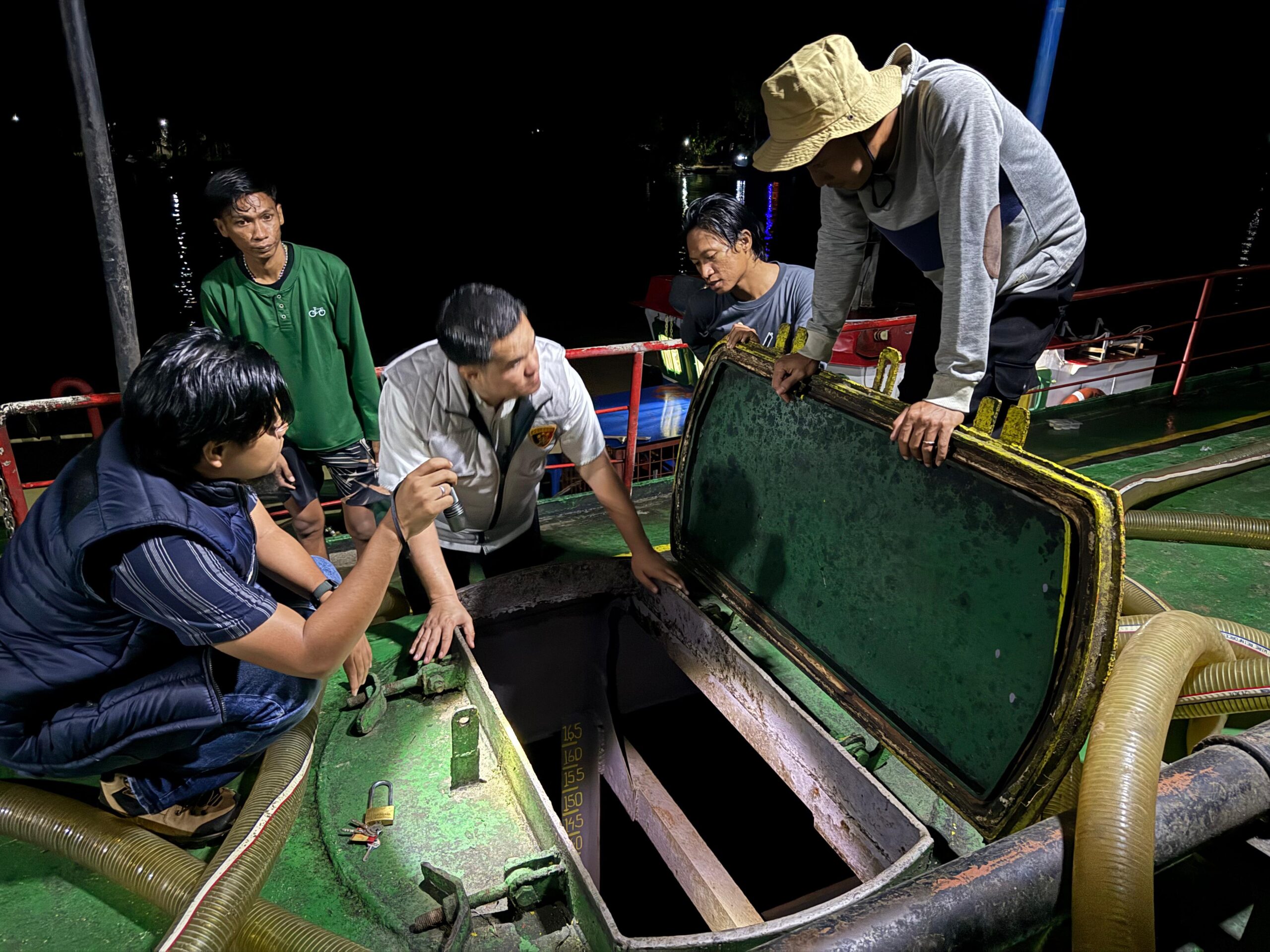 Dirkrimsus Polda Sumsel, Kombes Pol Dony Satrya Sembiring, memimpin langsung penangkapan kapal penyelundup Solar Ilegal SPOB Jaya dan SPOB JESSLYN 1, Rabu (22/4) malam.Fhoto: Istimewa 