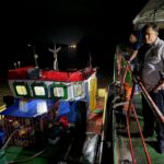 Dirkrimsus Polda Sumsel, Kombes Pol Dony Satrya Sembiring, memimpin langsung penangkapan kapal penyelundup Solar Ilegal SPOB Jaya dan SPOB JESSLYN 1, Rabu (22/4) malam. Fhoto: Istimewa