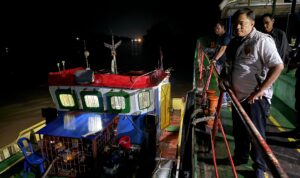 Dirkrimsus Polda Sumsel, Kombes Pol Dony Satrya Sembiring, memimpin langsung penangkapan kapal penyelundup Solar Ilegal SPOB Jaya dan SPOB JESSLYN 1, Rabu (22/4) malam. Fhoto: Istimewa