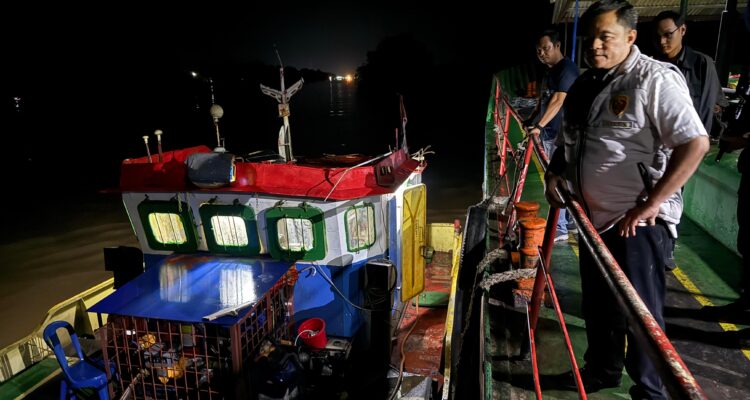 Dirkrimsus Polda Sumsel, Kombes Pol Dony Satrya Sembiring, memimpin langsung penangkapan kapal penyelundup Solar Ilegal SPOB Jaya dan SPOB JESSLYN 1, Rabu (22/4) malam. Fhoto: Istimewa