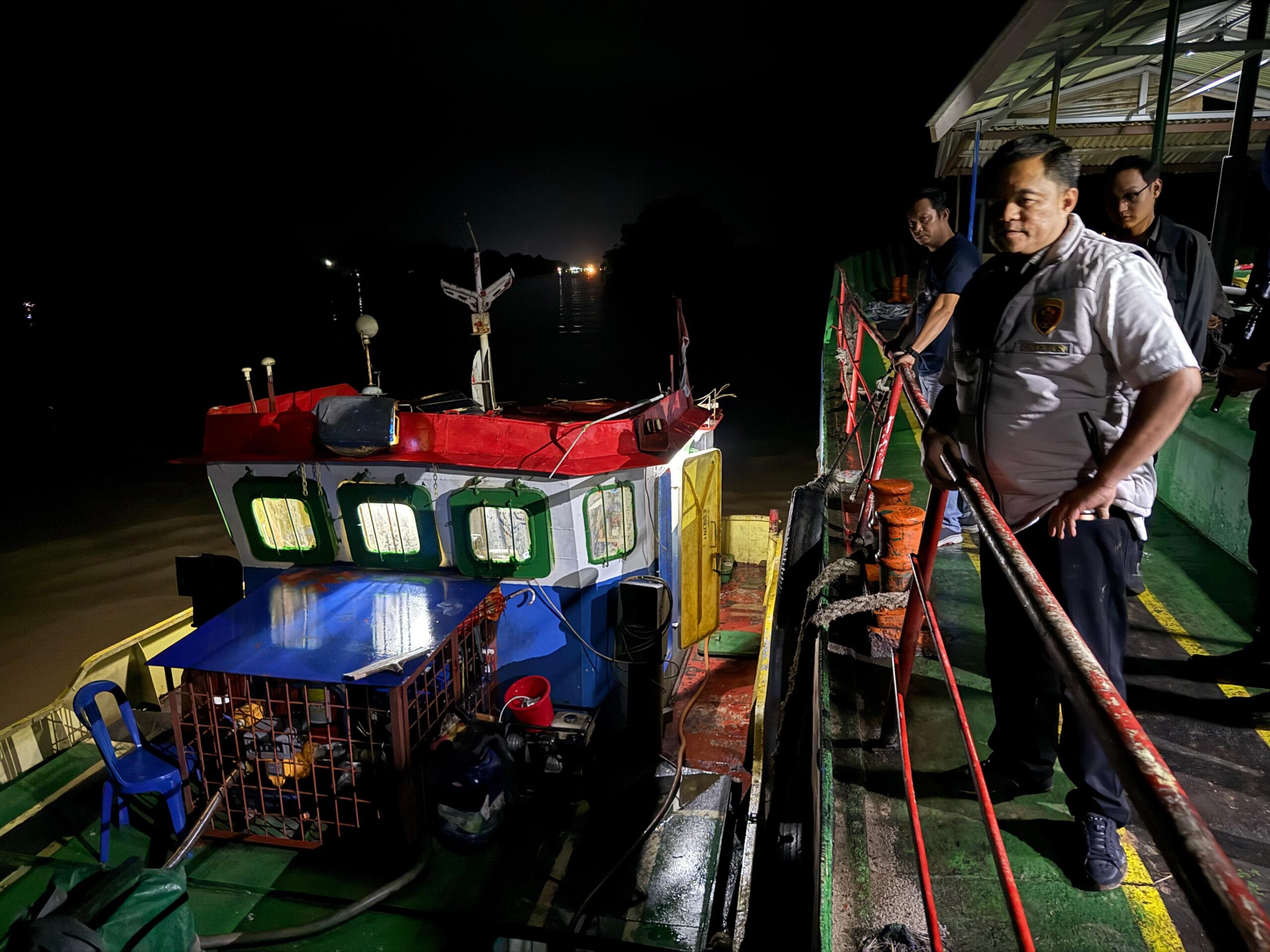 Dirkrimsus Polda Sumsel, Kombes Pol Dony Satrya Sembiring, memimpin langsung penangkapan kapal penyelundup Solar Ilegal SPOB Jaya dan SPOB JESSLYN 1, Rabu (22/4) malam. Fhoto: Istimewa