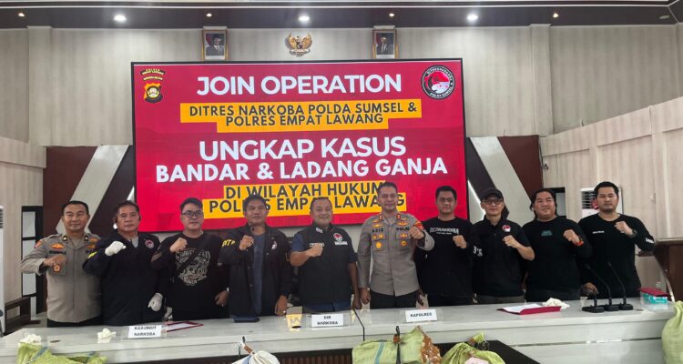 Direktur Reserse Narkoba Polda Sumsel, Kombes Pol Yulian Perdana, bersama Kapolres Empat Lawang, AKBP Abdul Aziz Septiadi, saat konferensi pers, Jum'at (24/4/26). Fhoto: Istimewa