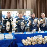 Direktur Reserse Narkoba Polda Sumsel, Kombes Pol Yulian Perdana, didampingi Kasubdit II, Ditresnarkoba, dan Humas Polda, saat menggelar Konferensi Pers, Kamis (30/4/26). Fhoto: Suherman