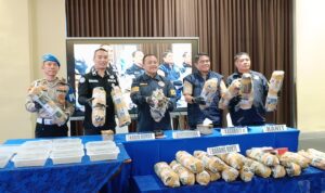 Direktur Reserse Narkoba Polda Sumsel, Kombes Pol Yulian Perdana, didampingi Kasubdit II, Ditresnarkoba, dan Humas Polda, saat menggelar Konferensi Pers, Kamis (30/4/26). Fhoto: Suherman