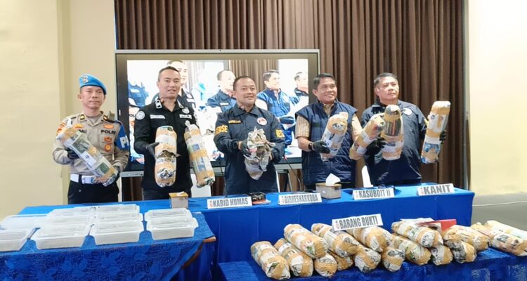 Direktur Reserse Narkoba Polda Sumsel, Kombes Pol Yulian Perdana, didampingi Kasubdit II, Ditresnarkoba, dan Humas Polda, saat menggelar Konferensi Pers, Kamis (30/4/26). Fhoto: Suherman