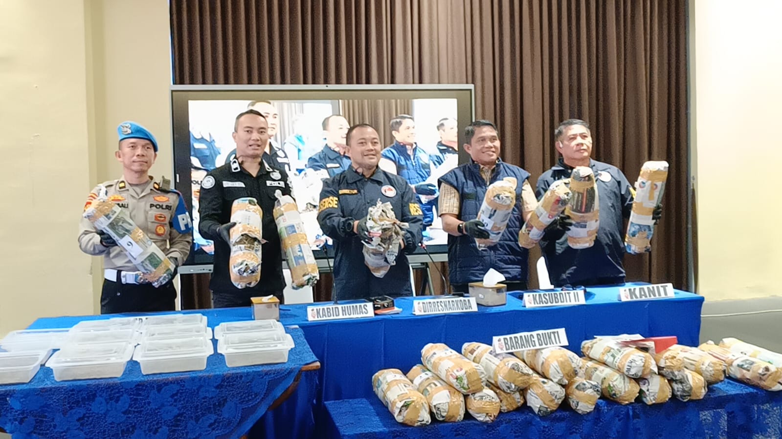 Direktur Reserse Narkoba Polda Sumsel, Kombes Pol Yulian Perdana, didampingi Kasubdit II, Ditresnarkoba, dan Humas Polda, saat menggelar Konferensi Pers, Kamis (30/4/26). Fhoto: Suherman
