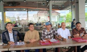 Kuasa Hukum Lahmudin, Suwito Winoto, SH MH, bersama Desri Nagi SH dan rekan sejawat, saat konferensi pers, Kamis (30/4/26). Fhoto: Suherman