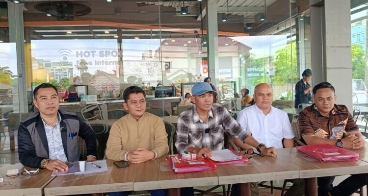 Kuasa Hukum Lahmudin, Suwito Winoto, SH MH, bersama Desri Nagi SH dan rekan sejawat, saat konferensi pers, Kamis (30/4/26). Fhoto: Suherman