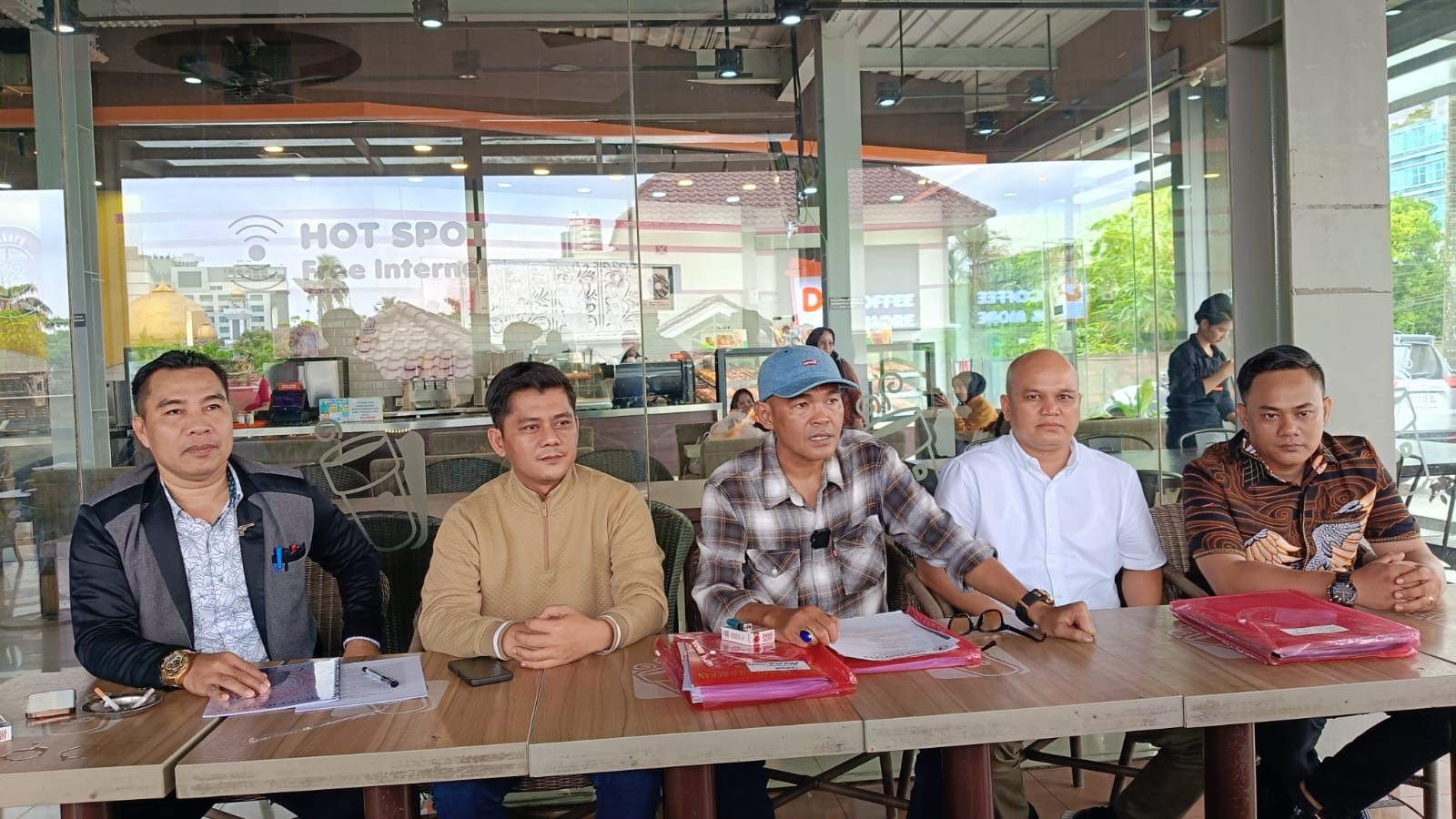Kuasa Hukum Lahmudin, Suwito Winoto, SH MH, bersama Desri Nagi SH dan rekan sejawat, saat konferensi pers, Kamis (30/4/26). Fhoto: Suherman