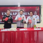 Wadir Krimsus Polda Sumsel, AKBP Listiyono didampingi Kasubdit Penmas Kompol I Putu Suryawan dan Panit 1 Unit 2 Subdit IV Tipidter, Iptu Dr Hendry, saat konferensi pers, Kamis (30/4/26). Fhoto: Suherman