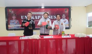 Wadir Krimsus Polda Sumsel, AKBP Listiyono didampingi Kasubdit Penmas Kompol I Putu Suryawan dan Panit 1 Unit 2 Subdit IV Tipidter, Iptu Dr Hendry, saat konferensi pers, Kamis (30/4/26). Fhoto: Suherman