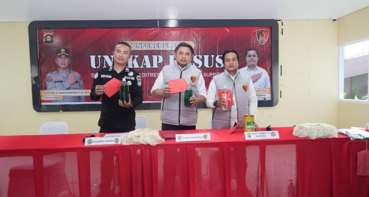 Wadir Krimsus Polda Sumsel, AKBP Listiyono didampingi Kasubdit Penmas Kompol I Putu Suryawan dan Panit 1 Unit 2 Subdit IV Tipidter, Iptu Dr Hendry, saat konferensi pers, Kamis (30/4/26). Fhoto: Suherman