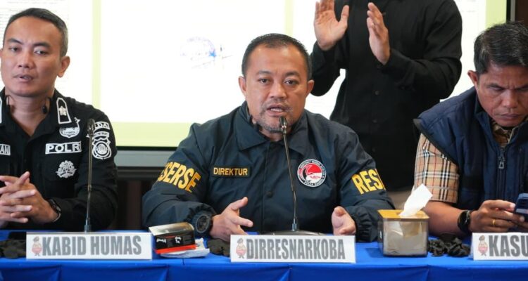 Direktur Reserse Narkoba Polda Sumsel, Kombes Pol Yulian Perdana, didampingi Kasubdit 2 Ditresnarkoba, AKBP, Cristopher Panjaitan, dan Kasubdit Penmas, Kompol I Putu Suryawan, saat jumpa pers, Kamis (30/4/26). Fhoto: Suherman