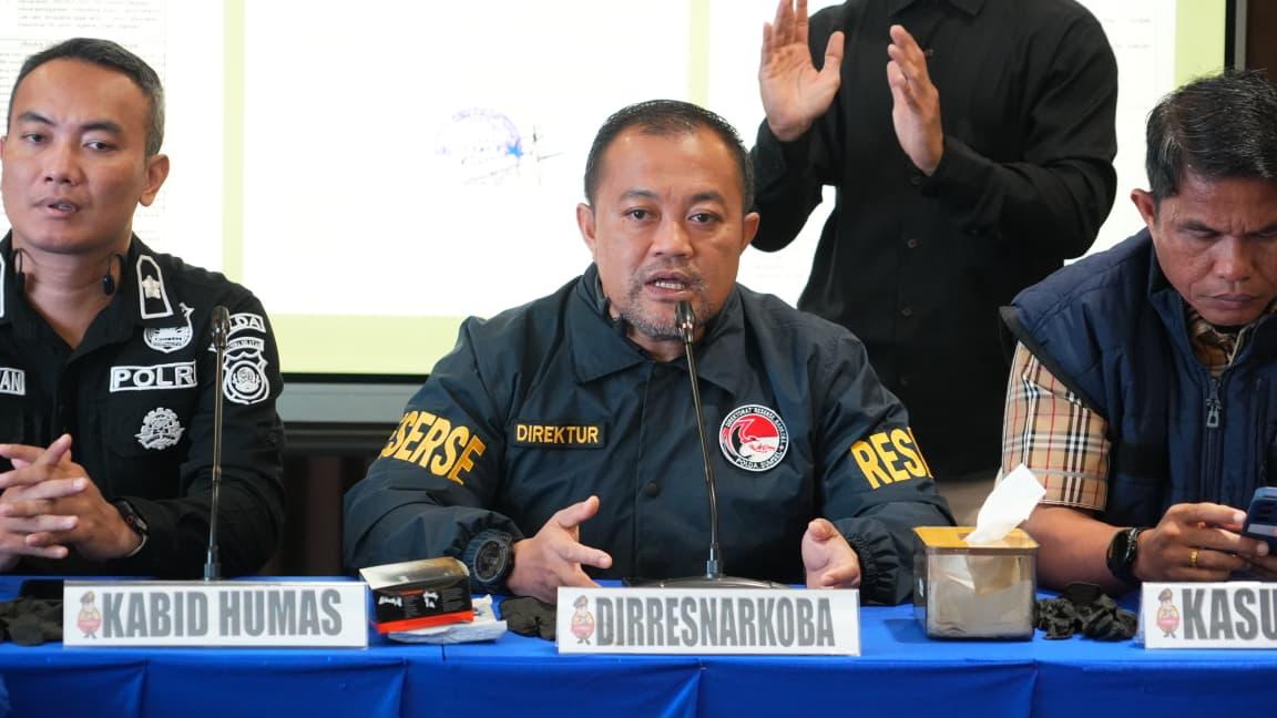 Direktur Reserse Narkoba Polda Sumsel, Kombes Pol Yulian Perdana, didampingi Kasubdit 2 Ditresnarkoba, AKBP, Cristopher Panjaitan, dan Kasubdit Penmas, Kompol I Putu Suryawan, saat jumpa pers, Kamis (30/4/26). Fhoto: Suherman