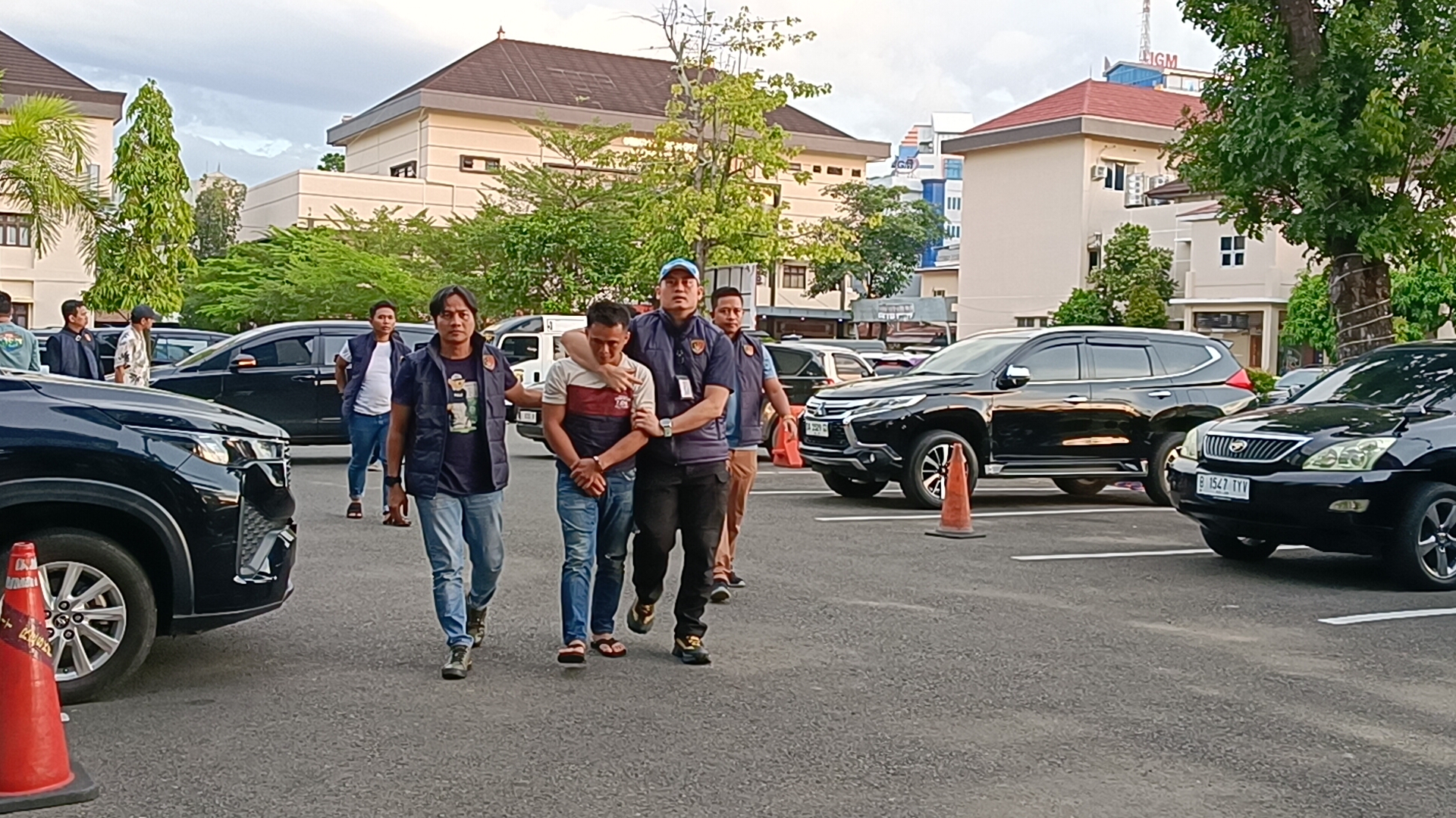 Pelaku R saat di bawa Tim Tipidter ke Gedung Ditreskrimsus Polda Sumsel, Senin (13/4/26).Fhoto: Suherman 
