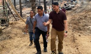 Kasubdit IV Tipidter Ditreskrimsus Polda Sumsel, AKBP Ahmad Budi Martono, SIK, didampingi Kanit Tipidter, Kompol M. Indra Parameswara, SIK, saat melakukan olah TKP kebakaran sumur minyak Ilegal di Keluang Muba, Kamis (2/4/26). Fhoto: Suherman Kasubdit IV Tipidter Ditreskrimsus Polda Sumsel, AKBP Ahmad Budi Martono, SIK, didampingi Kanit Tipidter, Kompol M. Indra Parameswara, SIK, saat melakukan olah TKP kebakaran sumur minyak Ilegal di Keluang Muba, Kamis (2/4/26). Fhoto: Suherman