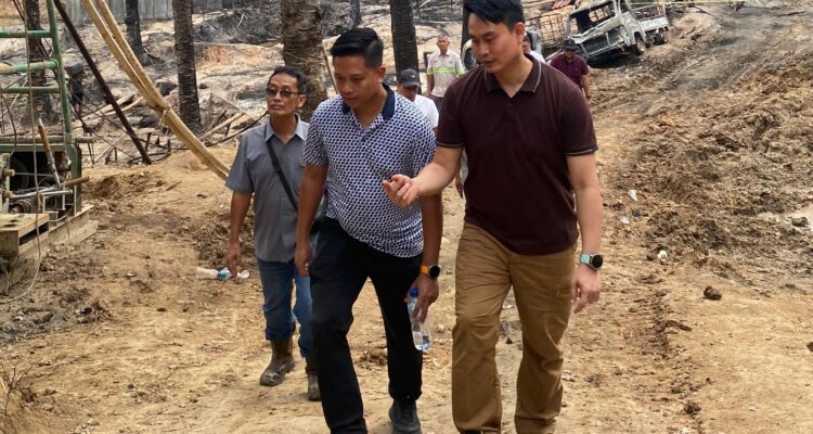 Kasubdit IV Tipidter Ditreskrimsus Polda Sumsel, AKBP Ahmad Budi Martono, SIK, didampingi Kanit Tipidter, Kompol M. Indra Parameswara, SIK, saat melakukan olah TKP kebakaran sumur minyak Ilegal di Keluang Muba, Kamis (2/4/26). Fhoto: Suherman