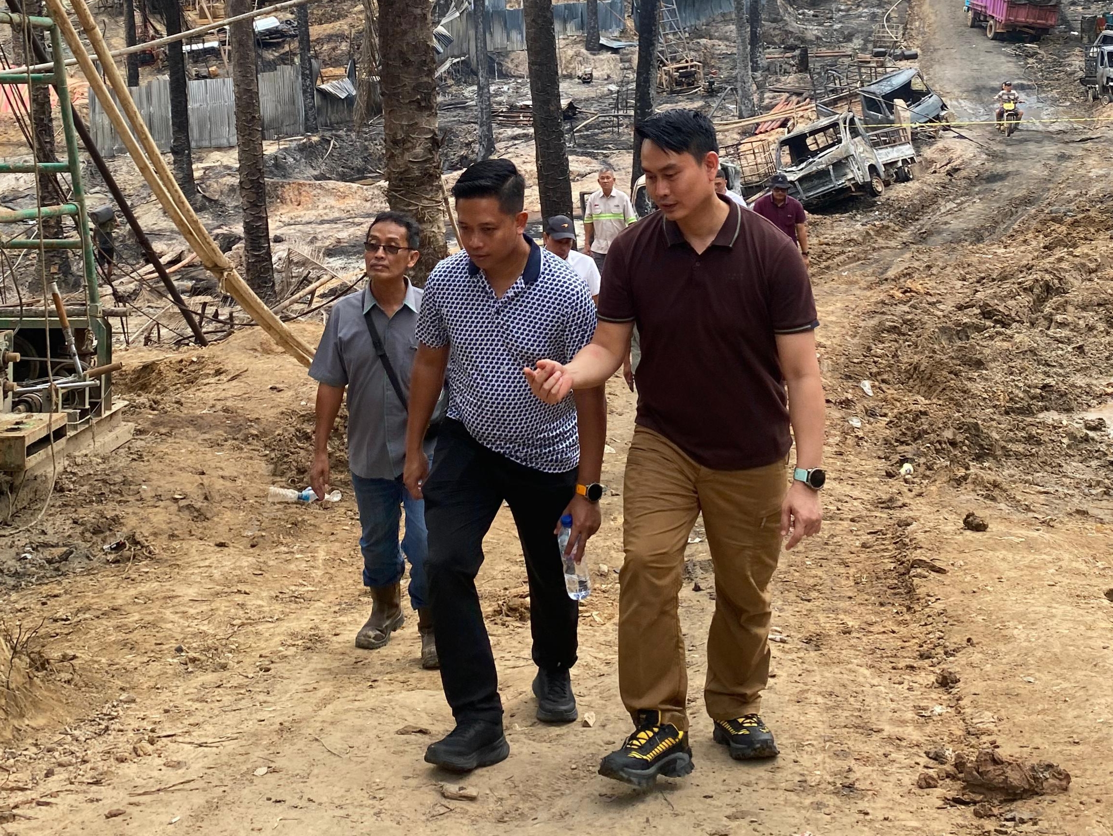 Kasubdit IV Tipidter Ditreskrimsus Polda Sumsel, AKBP Ahmad Budi Martono, SIK, didampingi Kanit Tipidter, Kompol M. Indra Parameswara, SIK, saat melakukan olah TKP kebakaran sumur minyak Ilegal di Keluang Muba, Kamis (2/4/26). Fhoto: Suherman