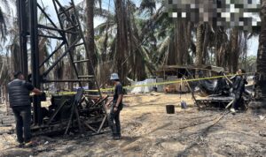 Polisi lakukan pemasangan Police Line area kebakaran sumur minyak Ilegal di HGU PT Hindoli, Keluang, Muba, Rabu (2/4/26). Fhoto: Istimewa Polisi lakukan pemasangan Police Line area kebakaran sumur minyak Ilegal di HGU PT Hindoli, Keluang, Muba, Rabu (2/4/26). Fhoto: Istimewa