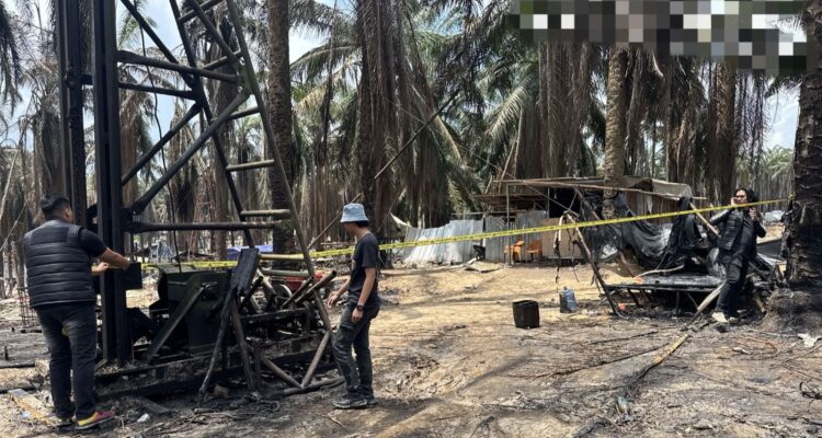 Polisi lakukan pemasangan Police Line area kebakaran sumur minyak Ilegal di HGU PT Hindoli, Keluang, Muba, Rabu (2/4/26). Fhoto: Istimewa