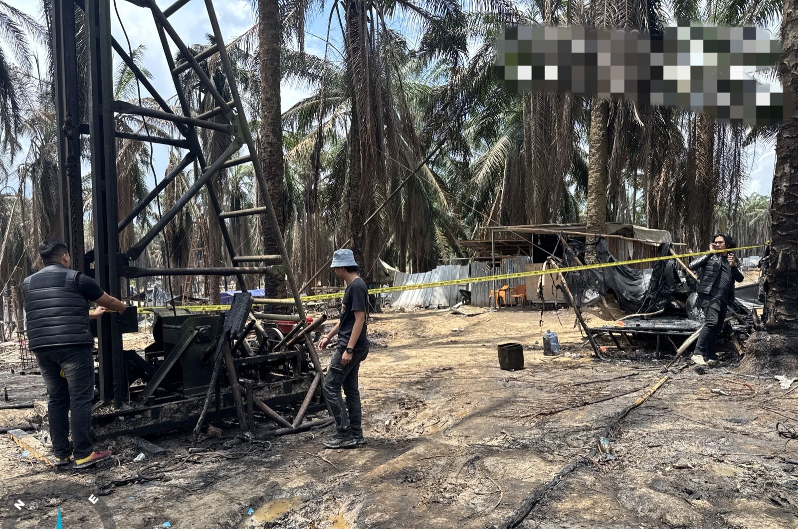 Polisi lakukan pemasangan Police Line area kebakaran sumur minyak Ilegal di HGU PT Hindoli, Keluang, Muba, Rabu (2/4/26). Fhoto: Istimewa
