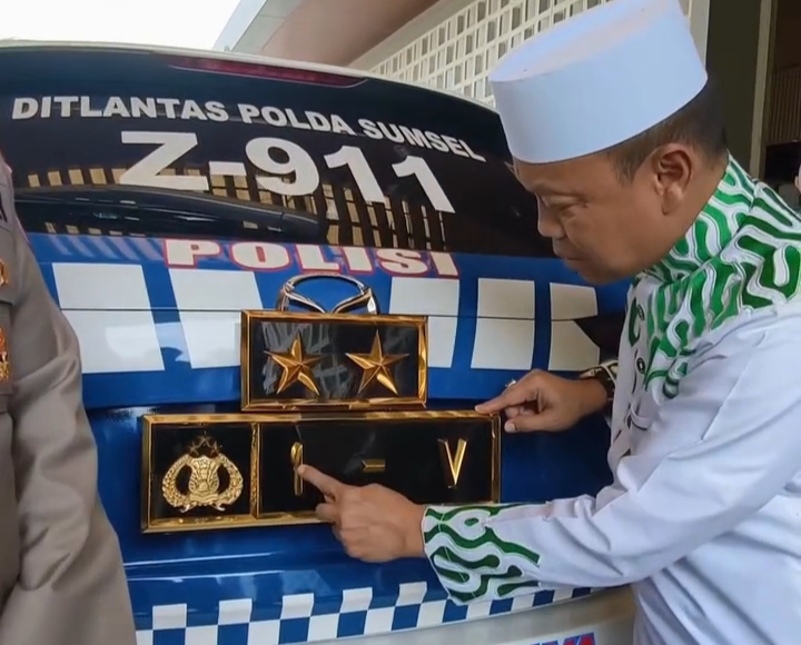 Ustadz Das'ad Latif saat menunjukkan No Kendaraan Dinas Lantas yang dipakai oleh Kapolda Sumsel, Irjen Pol Sandi Nugroho, Senin (6/4/26).Fhoto: Istimewa