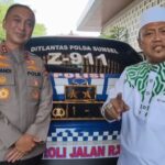 Kapolda Sumsel, Irjen Pol Sandi Nugroho, bersama Ustadz Das'ad Latif didepan kendaraan dinas lantas, yang di pakai Kapolda.