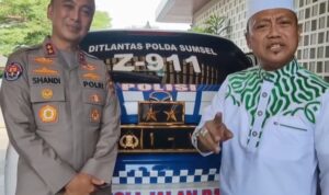 Kapolda Sumsel, Irjen Pol Sandi Nugroho, bersama Ustadz Das'ad Latif didepan kendaraan dinas lantas, yang di pakai Kapolda. Kapolda Sumsel, Irjen Pol Sandi Nugroho, bersama Ustadz Das'ad Latif didepan kendaraan dinas lantas, yang di pakai Kapolda.
