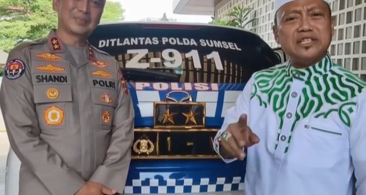 Kapolda Sumsel, Irjen Pol Sandi Nugroho, bersama Ustadz Das'ad Latif didepan kendaraan dinas lantas, yang di pakai Kapolda.