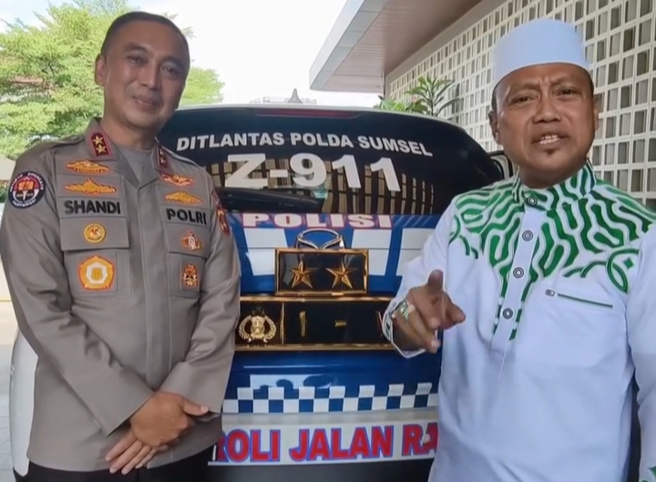 Kapolda Sumsel, Irjen Pol Sandi Nugroho, bersama Ustadz Das'ad Latif didepan kendaraan dinas lantas, yang di pakai Kapolda.