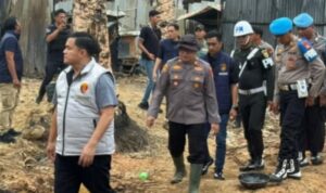 Dirkrimsus Polda Sumsel, Kombes Pol Dony Satrya Sembiring, turun langsung bersama Tim Gabungan, Tertibkan Sumur Minyak Ilegal di Muba. Fhoto: Istimewa