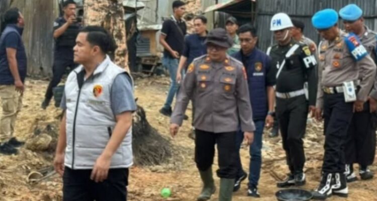 Dirkrimsus Polda Sumsel, Kombes Pol Dony Satrya Sembiring, turun langsung bersama Tim Gabungan, Tertibkan Sumur Minyak Ilegal di Muba. Fhoto: Istimewa